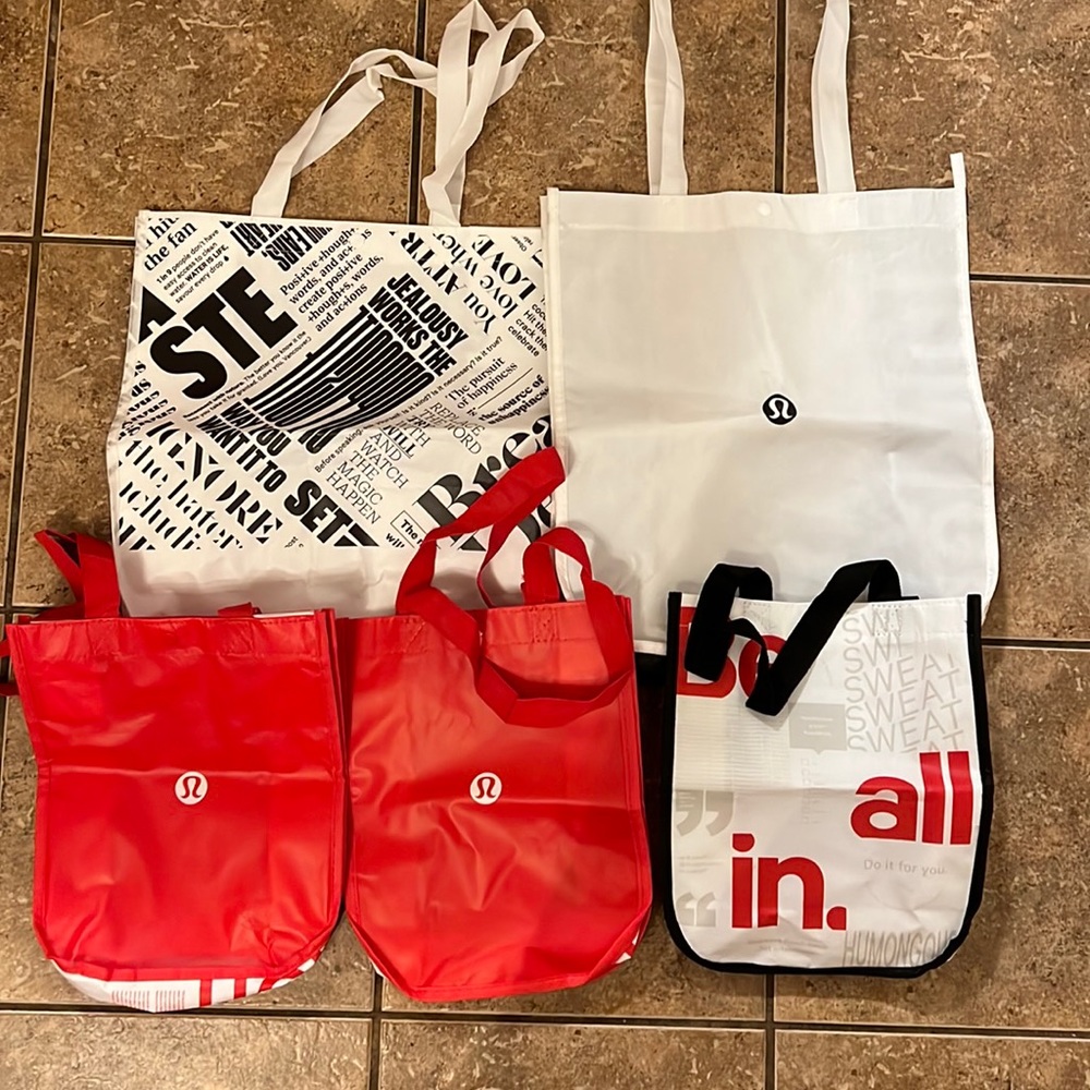 Bundle of 2 large and 3 small lululemon bags